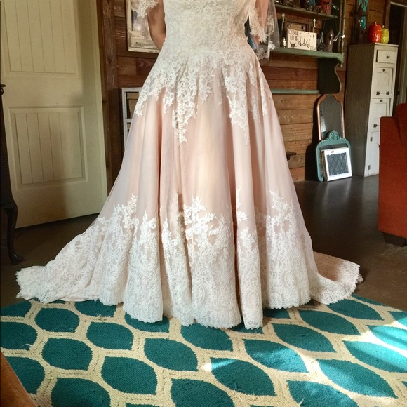 Brand new wedding gown - Picture 6 of 8